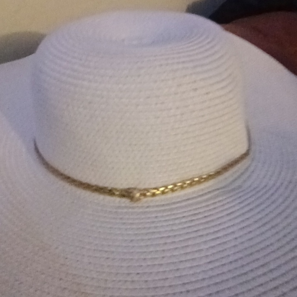 Paper Beach Hat - 6 inch brim w/ gold tone chain - Picture 3 of 6